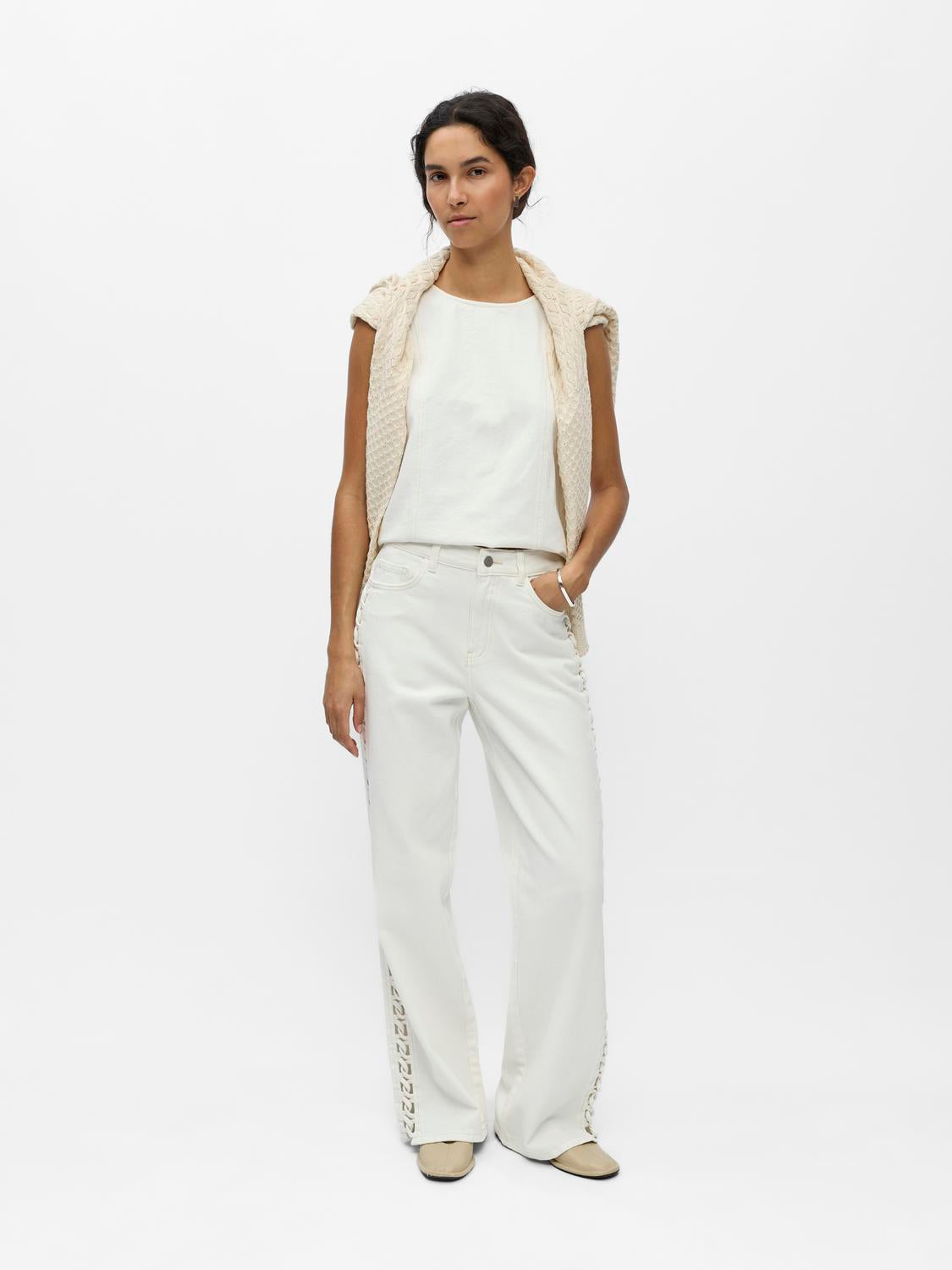 model_shot-front_full